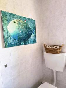 une salle de bains avec une photo d'un poisson sur le mur dans l'établissement Ferienwohnung Straußstrasse, à Bayerisch Gmain