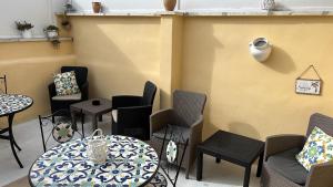 une table et des chaises dans une pièce avec une table dans l'établissement Handy, à Brindisi