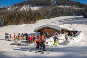 a group of people on skis in front of a ski lodge at Kesselmannhof in Faistenau 