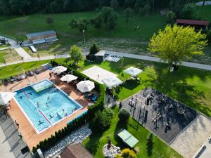 an overhead view of a swimming pool with umbrellas at Villa Betula Resort & Camping in Liptovská Sielnica