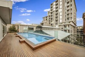 een zwembad op een balkon van een gebouw bij The Sweet Escape - Chic Apartment with Rooftop Pool in Melbourne
