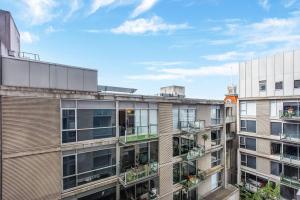 een afbeelding van een appartementencomplex met balkons bij The Sweet Escape - Chic Apartment with Rooftop Pool in Melbourne