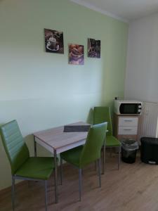 ライプツィヒにあるFerienwohnung Holzhausenのテーブルと椅子、キッチンが備わる客室です。
