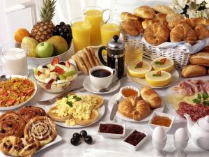 ウッジャインにあるHotel New Food Restrorentの種類豊富な朝食用の食材を用意したテーブル