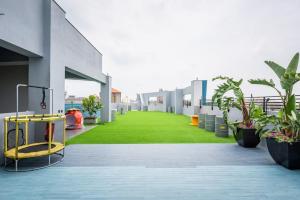 禾枫觅月文旅外面的花园