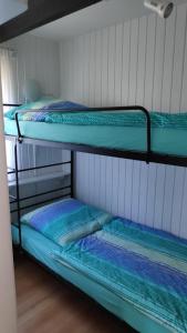 クックスハーフェンにあるGittis-Feriendomizilの二段ベッド2組が備わる客室です。