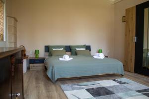 Ένα ή περισσότερα κρεβάτια σε δωμάτιο στο Villa Flora