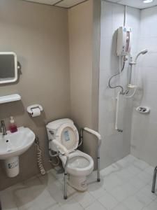 een badkamer met een toilet, een wastafel en een douche bij Harmony Health Hub in Ban Sam Kong