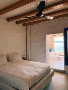 een slaapkamer met een bed en een plafondventilator bij Townhouse in Bodrum City