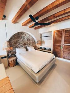 een slaapkamer met een bed en een plafondventilator bij Townhouse in Bodrum City