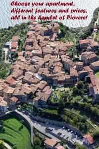 eine Luftansicht einer Stadt mit Häusern in der Unterkunft Albergo Diffuso Borgo Piovere in Tignale in Tignale