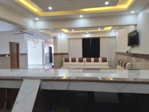 DWARKA LODGING & BOARDING的电视和/或娱乐中心