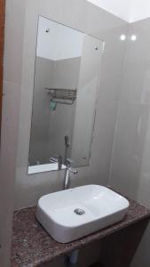 DWARKA LODGING & BOARDING的一间浴室