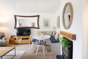 uma sala de estar com uma mesa e um sofá em The Mews Flat, near Clifton Suspension Bridge em Bristol