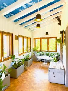 una stanza con un tavolo e un mucchio di piante di Quart de Lune - Boutique Stay ad Aosta