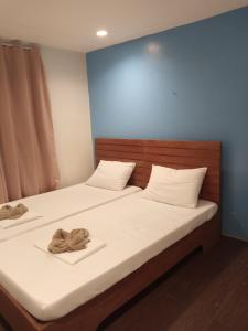 Postel nebo postele na pokoji v ubytování Amos Pili Tree Inn powered by Cocotel