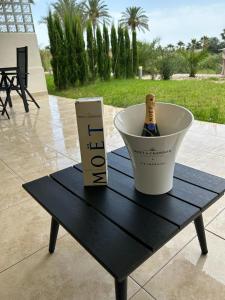 - une bouteille de vin dans un seau sur une table dans l'établissement luxury homes apt valle del este resort, vera, garrucha,mojacar, à Vera