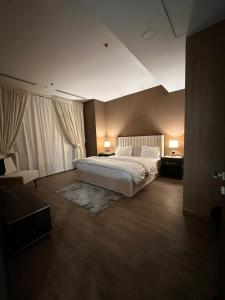 Llit o llits en una habitació de Gold crest Mall & Residence