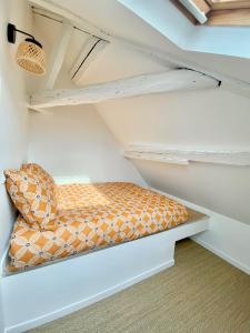a room with a bed in the attic at Le Duplex Rouen Cocooning Rouen Centre Parking in Rouen