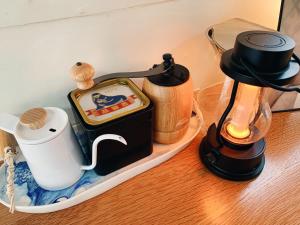 濟州的住宿－BeachBoys - Retro Caravan AirStream，一个带咖啡壶和桌子上的搅拌机的托盘