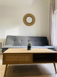 a living room with a couch and a coffee table at Le Duplex Rouen Cocooning Rouen Centre Parking in Rouen
