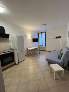Una sala de estar con un sofá y una cocina. en Nel cuore della città, en Siena 7 fotos más
