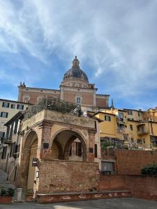 un edificio de ladrillo con una cúpula encima en Nel cuore della città, en Siena