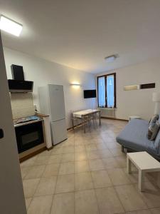 Una sala de estar con un sofá y una cocina. en Nel cuore della città, en Siena