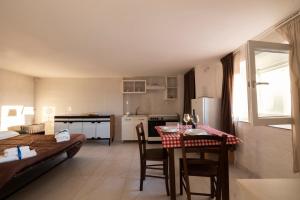 une cuisine et une salle à manger avec une table et une chambre dans l'établissement Le Camere di Corte, à Sorbo Serpico