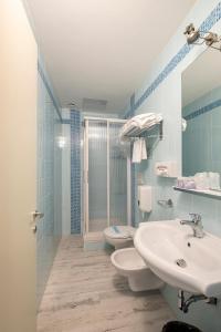 a bathroom with two sinks and a shower at Hotel Le Palme in Dormelletto