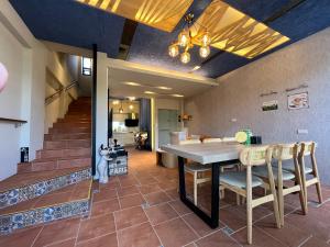 una cucina e una sala da pranzo con tavolo e sedie di Annong Image Vacation Home a Sanxing