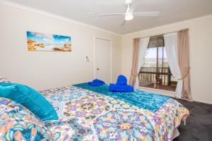 Un dormitorio con una cama con un objeto azul. en Pecan Hill BNB en Toodyay