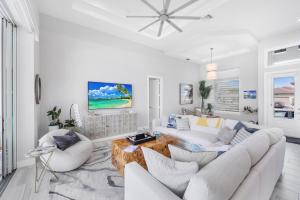 sala de estar con muebles blancos y techo blanco en 2022 built home with pool/spa and walk to Mackle Park, en Marco Island
