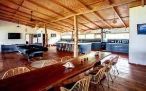 Habitación grande con mesa de ping pong y sillas. en Baha Baha Villa Sailo Mentawai en Katiet
