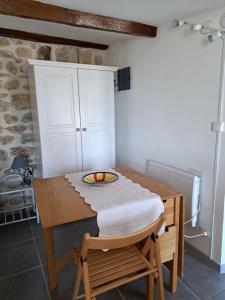 Kuchyň nebo kuchyňský kout v ubytování locationseillans var studio violette3e etage