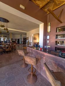 een bar met stoelen en een bar in een restaurant bij Kasbah Agounsane in Ourika