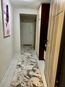 um corredor vazio com uma porta e um tapete em Apart 8 em Sandanski