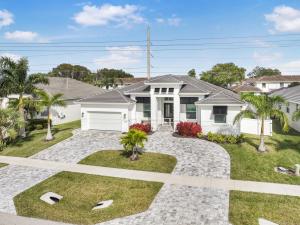 una casa en los suburbios con una entrada en 2022 built home with pool/spa and walk to Mackle Park, en Marco Island