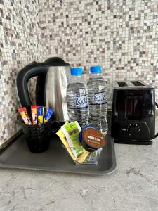 ein Tablett mit 2 Flaschen Wasser und einem Toaster in der Unterkunft Apart 8 in Sandanski
