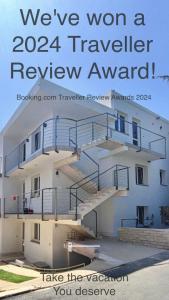 Un cartello che dice che abbiamo vinto un premio Travellers Review di Guesthouse - Hotel California a Novalja (Novaglia)