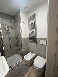 uma casa de banho com um WC, um chuveiro e um lavatório. em Isola La Casa di Caterina em Milão
