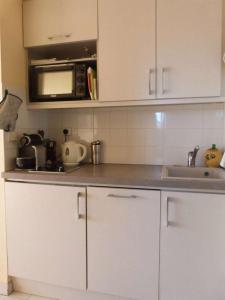 Afbeelding uit fotogalerij van PCOGPETS Appartement avec belle vue Marina et piscine à Port-Cogolin in Cogolin +2 foto's