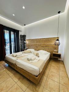 ein Schlafzimmer mit einem großen Bett in einem Zimmer in der Unterkunft Villa Livadaros in Karterados