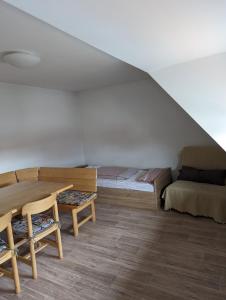 - une chambre avec un lit, une table et des chaises dans l'établissement Ferienwohnung Beck, à Ansbach
