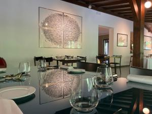 una sala da pranzo con tavolo e bicchieri da vino di Hotel Abetaia a Levanto