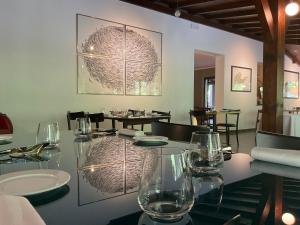 A restaurant or other place to eat at Hotel Abetaia Még 31 kép