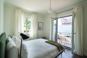 um quarto com uma cama e uma varanda em Villa Sophia em Gerra