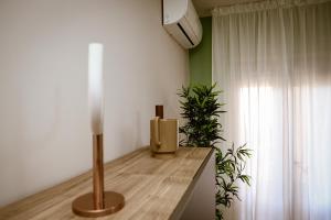 Una vela en un mostrador en una habitación con plantas en Doma suite 1, en Gela