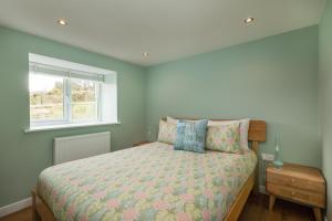 1 dormitorio con cama y ventana en Tranquil 1 bedroom cottage 15 mins drive to sea, en Mydroilin