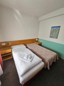 Sarche di CalavinoにあるHotel Idealの小さなベッドルーム(毛布付きのベッド付)